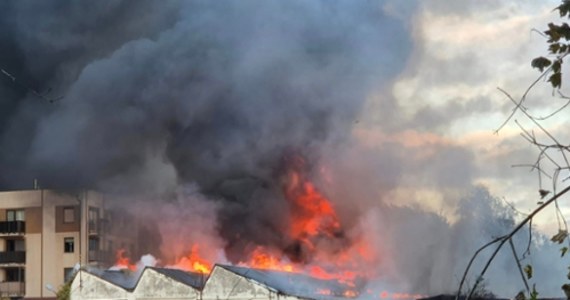 Ponad 100 osób ewakuowano w lubuskim Sulechowie z bloków znajdujących w pobliżu płonących hal magazynowych. Ogień pojawił się w zakładzie, gdzie dawniej produkowano meble.