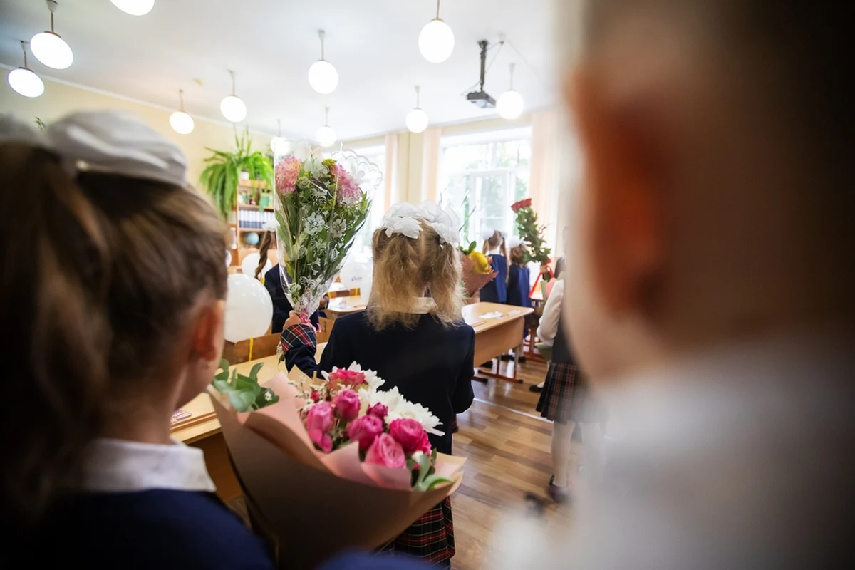 Tzw. ustawa Kamilka nie mówi nic o prezentach dla nauczycieli - przekazała w rozmowie z RMF FM rzeczniczka ministra sprawiedliwości. W Dniu Nauczyciela wyjaśniamy wątpliwości, jakie pojawiają się w związku z nowymi przepisami i obowiązkiem wprowadzenia standardów ochrony małoletnich we wszystkich placówkach oświatowych i opiekuńczych.