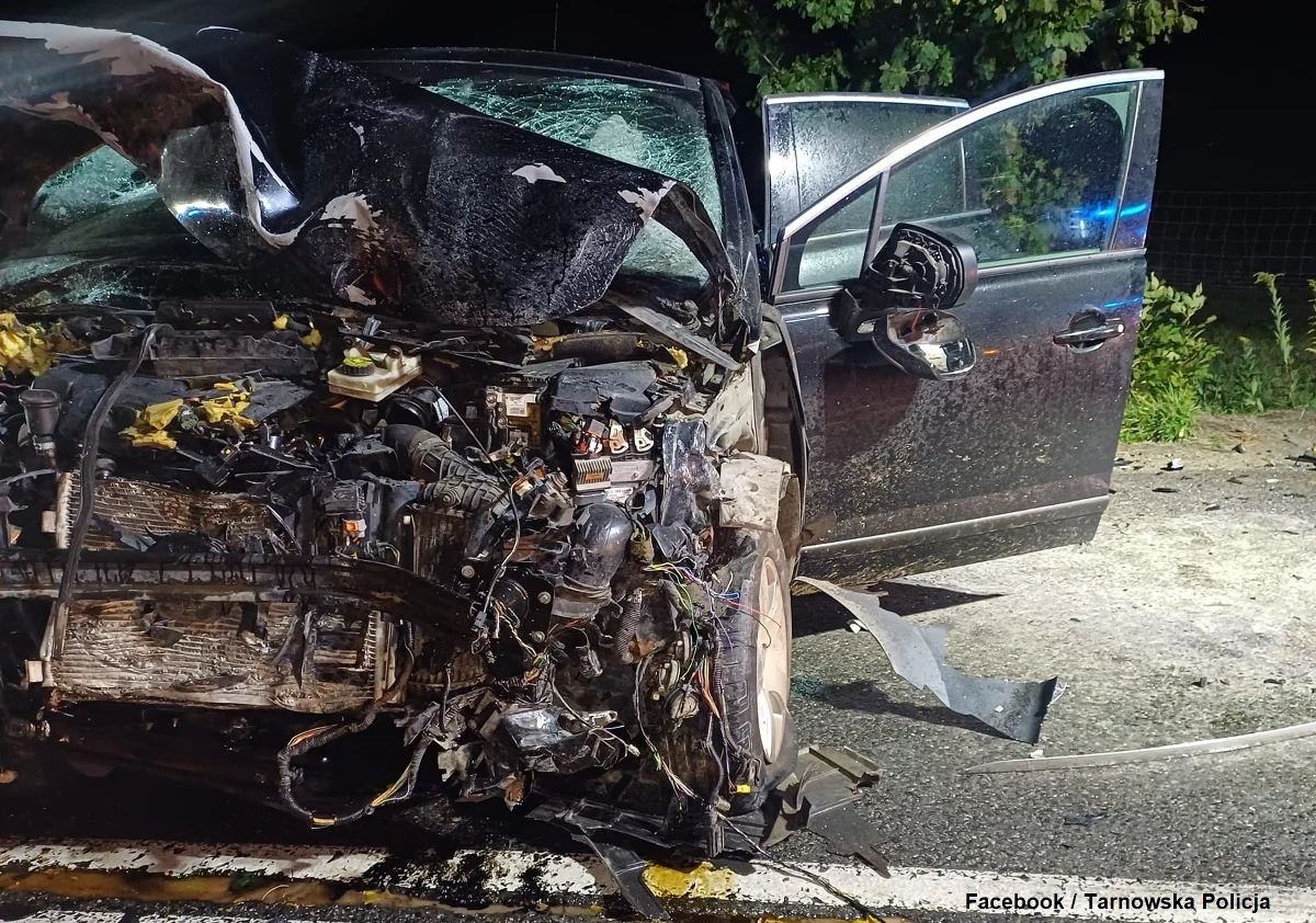 Dwie osoby zginęły, a pięć zostało zabranych do szpitala w wyniku wypadku drogowego w Tarnowie w woj. małopolskim. Na drodze wojewódzkiej nr 973 zderzyły się dwa samochody osobowe.