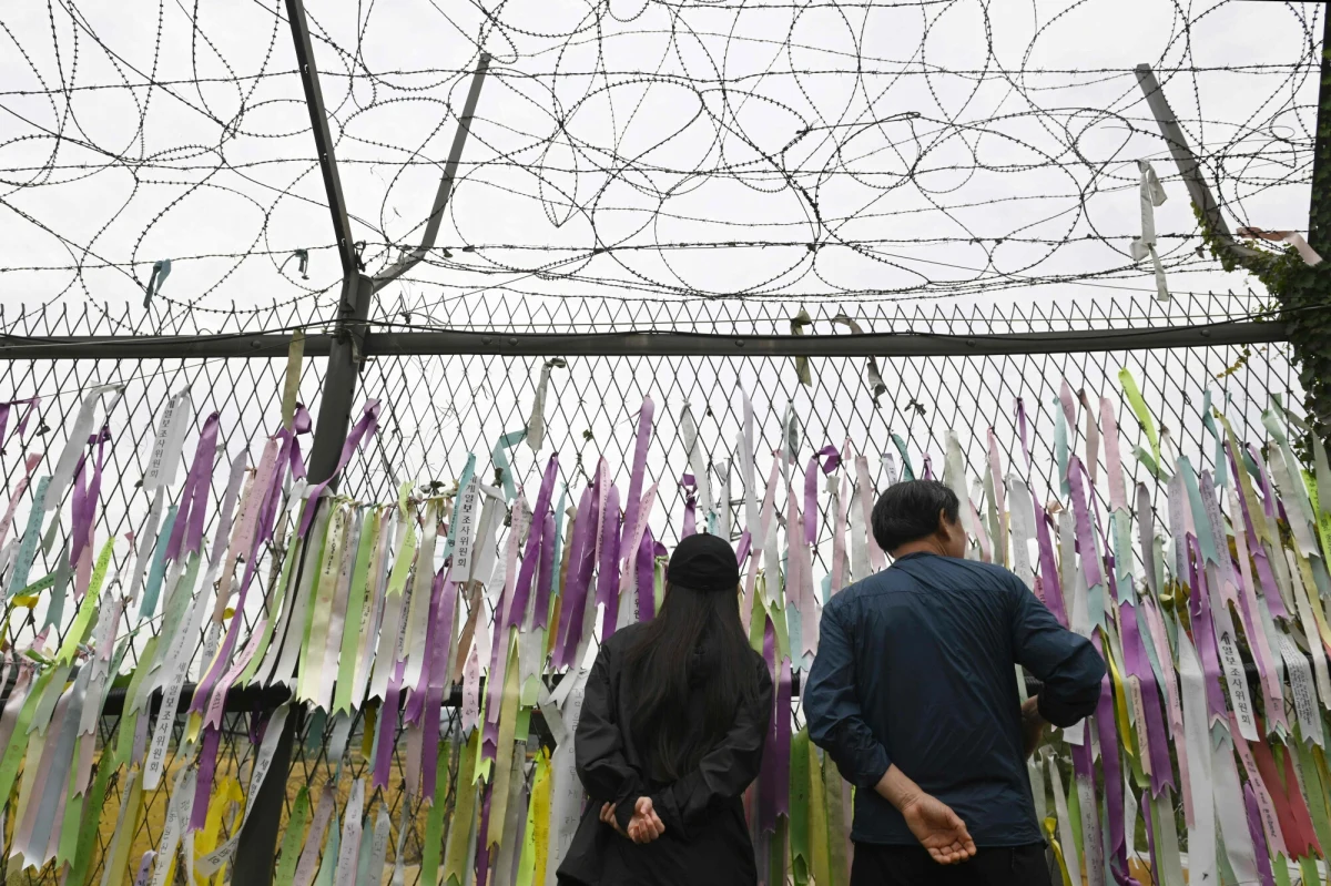 Korea Północna przygotowuje się do wysadzenia dróg łączących ją z sąsiadami z południa. W poniedziałek poinformowało o tym południowokoreańskie wojsko. Armia Kim Dzong Una oświadczyła w ubiegłą środę, że "całkowicie odetnie" szlaki komunikacyjne z Południem i rozpocznie budowę "silnych struktur obronnych".