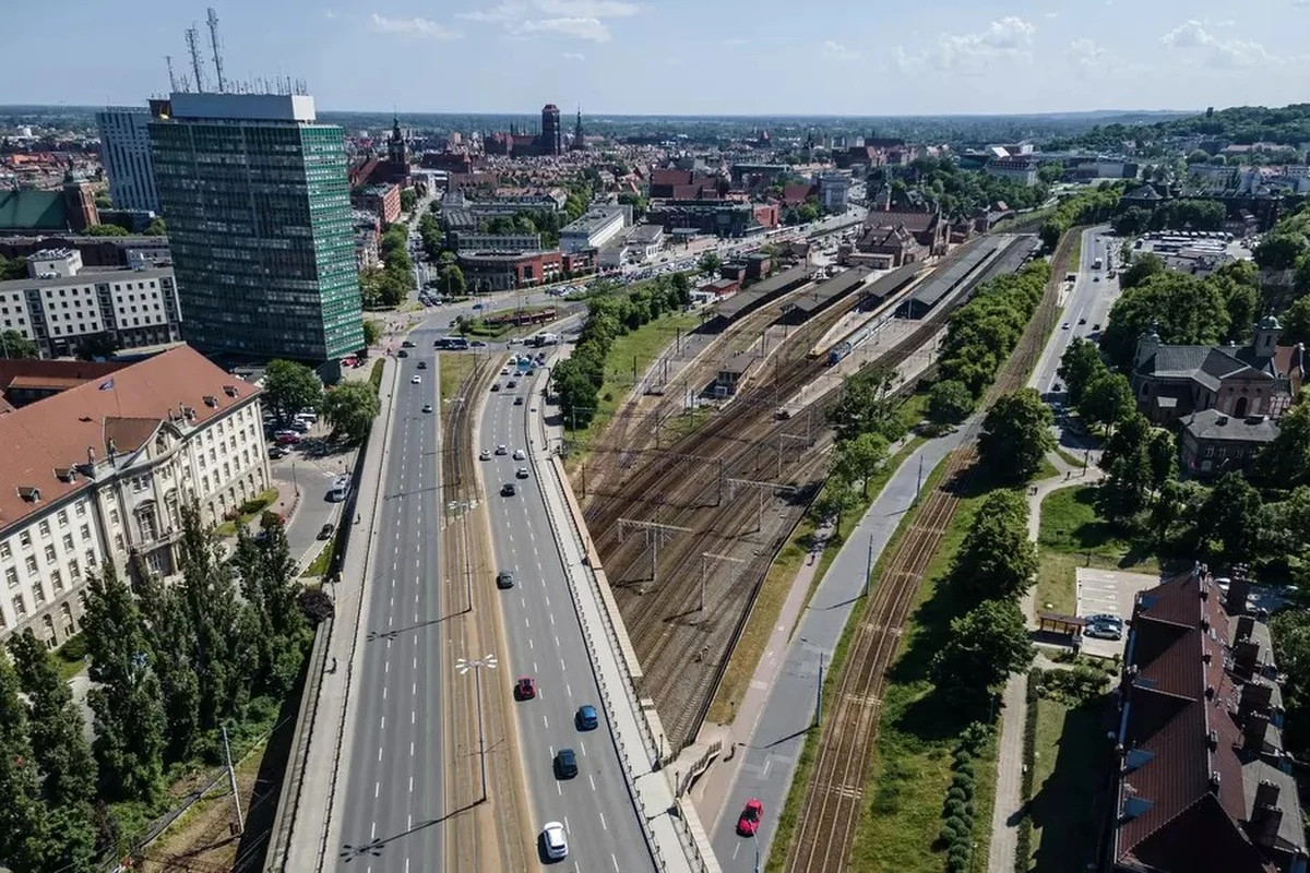 Duże utrudnienia czekają na kierowców w sercu Gdańska. W poniedziałek rusza remont wiaduktu i wymiana nawierzchni na drodze w kierunku dworca Gdańsk Główny. Prace mają potrwać do piątku. 