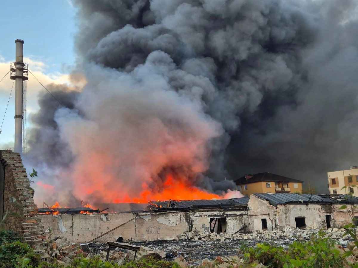 "Pożar trzech hal byłych zakładów Silwany i Franzpol w Sulechowie został ugaszony" - poinformował rzecznik lubuskiej straży pożarnej. Mieszkańcy miasta wracają do swoich domów. 