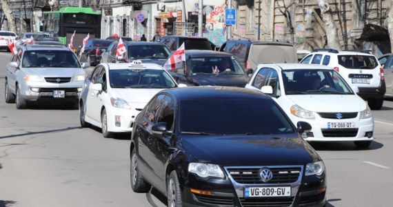 Mały kraj w Południowym Kaukazie, jakim jest Gruzja, stał się hubem dla wartego miliardy dolarów rynku samochodów używanych. Większość z nich przypływa ze Stanów Zjednoczonych i jak wskazuje portal BBC, omijając sankcje, trafia na drogi w Rosji.