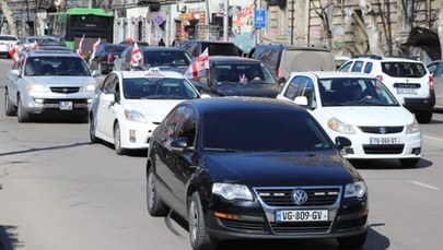 Gruzini sprowadzają na potęgę, Rosjanie korzystają. Rynek używanych aut rośnie w siłę