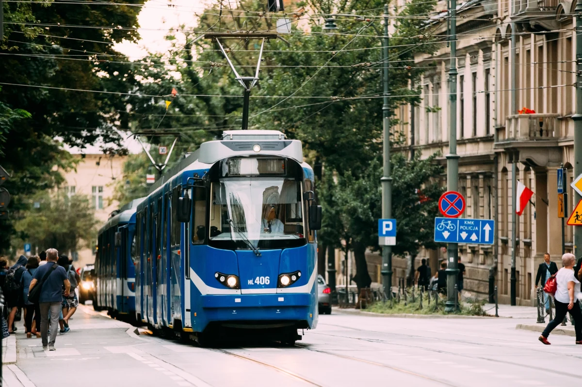 Uważajcie na internetowych oszustów. Mają nowy sposób na wyłudzanie waszych danych i pieniędzy. W ostatnim czasie w różnych miastach podszywają się pod przewoźników i zarządców transportu. Do takiej sytuacji doszło m.in. w Krakowie.