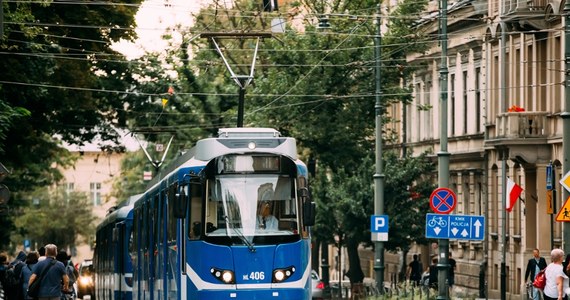 Uważajcie na internetowych oszustów. Mają nowy sposób na wyłudzanie waszych danych i pieniędzy. W ostatnim czasie w różnych miastach podszywają się pod przewoźników i zarządców transportu. Do takiej sytuacji doszło m.in. w Krakowie.