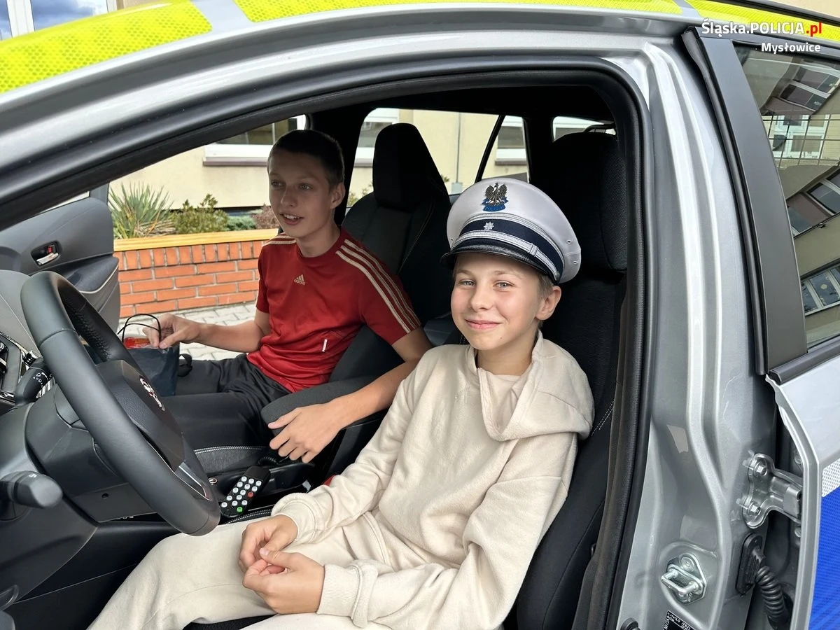 Dwaj 13-latkowie z Lędzin (Śląskie) zaalarmowali służby, że kierowca autobusu, którym jechali, dziwnie się zachowuje i ma rozszerzone źrenice. Na miejsce przyjechali policjanci, którzy zatrzymali kierującego. Wstępne badanie wykazało, że był on pod wpływem amfetaminy. Za wzorową postawę podziękowali nastolatkom szefowie mysłowickiej policji, którzy odwiedzili ich w szkole.
