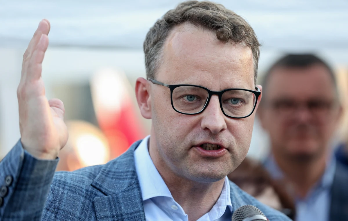 Poseł Marcin Romanowski (PiS) zapowiedział, że stawi się we wtorek w Prokuraturze Krajowej, która wezwała go w związku ze śledztwem dotyczącym Funduszu Sprawiedliwości. Prokuratorzy zamierzają powtórzyć mu zarzuty i przesłuchać go w charakterze podejrzanego.