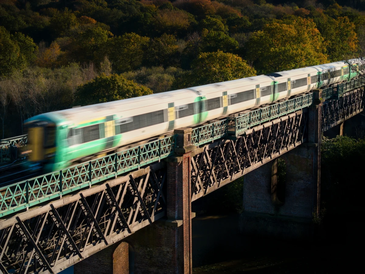 Podczas towarzyskiego spotkania 18-latka spadła z wysokości 4,5 m z wiaduktu kolejowego. Do wypadku doszło w Krotoszynie (Wilekopolska). Młoda kobieta doznała licznych złamań. 