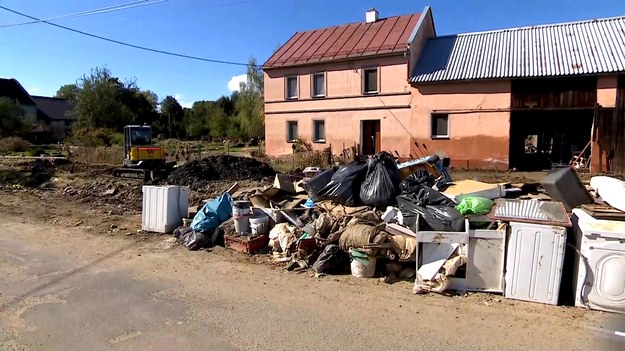 Co dalej z tysiącami ton popowodziowych śmieci? Gdzie trafiają te toksyczne odpady, które są jak tykająca ekologiczna bomba i czy w ogóle coś można poddać recyclingowi - sprawą zajęła się Adrianna Borowicz.