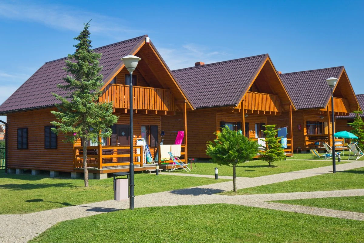 Zakup domku letniskowego na działce to świetna inwestycja, która zapewni Ci prywatną przestrzeń do wypoczynku z dala od miejskiego zgiełku. Tego typu domki cieszą się coraz większą popularnością ze względu na swoją funkcjonalność i różnorodność dostępnych stylów. Przed podjęciem decyzji warto jednak zwrócić uwagę na kilka istotnych kwestii, które pomogą Ci wybrać odpowiedni domek, dostosowany do Twoich potrzeb i oczekiwań. Na co zwrócić uwagę przed zakupem domku letniskowego na działkę? Odpowiadamy poniżej!