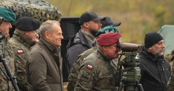 Premier Donald Tusk i szef MON Władysław Kosiniak-Kamysz przyglądali się ćwiczeniom na poligonie w Orzyszu (woj. warmińsko-mazurskie). Wojskowi testują tam elementy do budowy Tarczy Wschód. Szef rządu przekazał na konferencji, że projekt Tarczy Wschód "rusza tak na serio". 