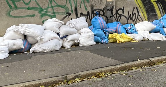 Nawet dwa miliony worków z piaskiem nadal leżą na ulicach wrocławskich osiedli po tym, jak miasto zabezpieczało się przed wrześniową powodzią. Zostały już usunięte z ulic, na których utrudniały ruch. Sukcesywnie znikają też z miejsc publicznych. Teraz kolej na uporządkowanie osiedli. 