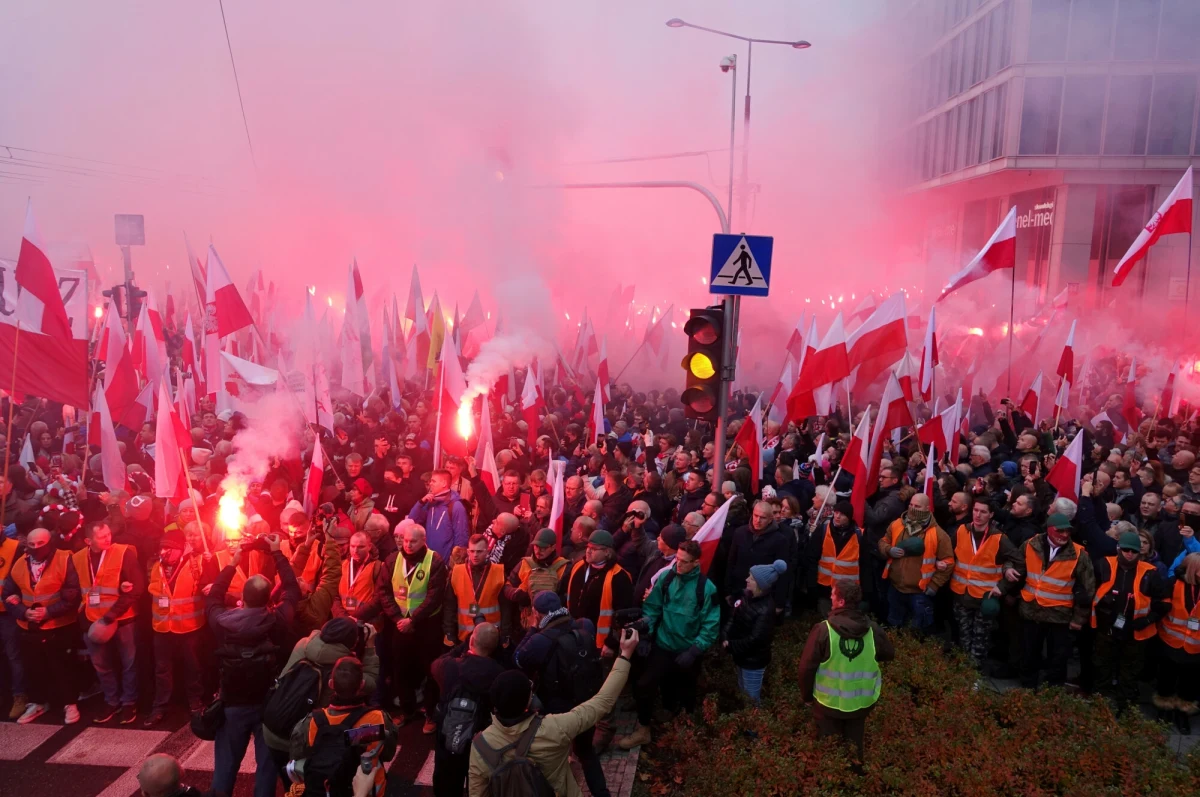 Warszawski ratusz odmówił stowarzyszeniu Marsz Niepodległości pozwoleń na zorganizowanie 11 listopada zgromadzeń na trasie od ronda Dmowskiego do Stadionu Narodowego. W tym terminie i na tej trasie od lat stowarzyszenie organizowało Marsz Niepodległości.