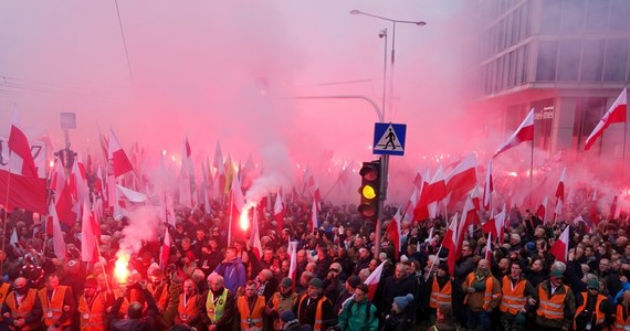 Warszawski ratusz odmówił stowarzyszeniu Marsz Niepodległości pozwoleń na zorganizowanie 11 listopada zgromadzeń na trasie od ronda Dmowskiego do Stadionu Narodowego. W tym terminie i na tej trasie od lat stowarzyszenie organizowało Marsz Niepodległości.