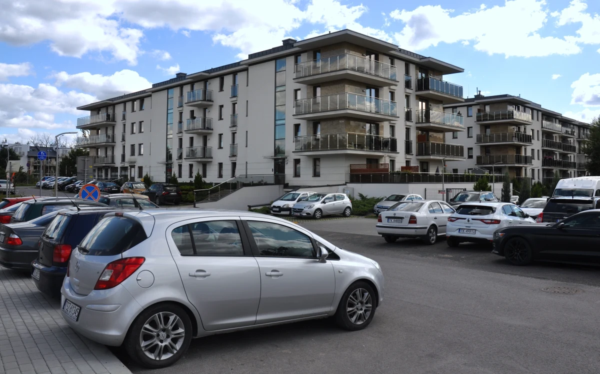 Rząd planuje zniesienie obowiązku budowy określonej liczby miejsc postojowych towarzyszących budowie budynków mieszkalnych - wynika z projektu zmiany ustawy o szczególnych rozwiązaniach związanych z usuwaniem skutków powodzi.