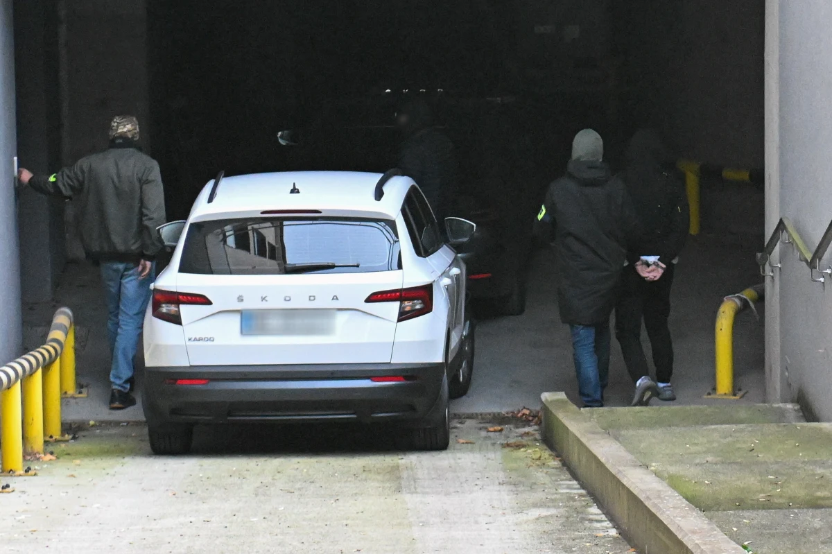 Jeden z najpopularniejszych polskich youtuberów - Kamil L., znany z organizowania loterii w internecie, gdzie występuje pod pseudonimem "Budda", został zatrzymany w poniedziałek w Warszawie. Te informacje potwierdził nieoficjalnie dziennikarz RMF FM Kacper Wróblewski. Później rzecznik Prokuratury Krajowej Przemysław Nowak przekazał na platformie X, że "Budda" został zatrzymany razem z 9 osobami. Ma usłyszeć zarzuty.