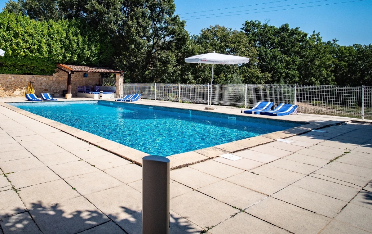 Niecodzienna oferta we Francji. Władze miasteczka Barjac na południu kraju proponują za darmo luksusową willę z basenem lekarzowi interniście, który zgodzi się tam osiedlić i leczyć mieszkańców. Komentatorzy podkreślają, że coraz częściej brakuje lekarzy w niewielkich francuskich miejscowościach.