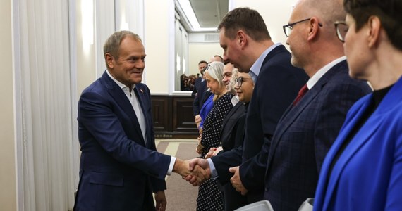 Ponad 38 proc. Polaków pozytywnie ocenia działania rządu Donalda Tuska, a ponad połowa uważa, że lepiej spisuje się on na stanowisku premiera niż jego poprzednik, czyli Mateusz Morawiecki - wynika z sondażu United Surveys dla RMF FM i "Dziennika Gazety Prawnej". Większość ankietowanych nie jest jednak zadowolona z tempa realizacji obietnic wyborczych obecnego rządu. A które z nich powinny zostać zrealizowane jak najszybciej? Przedstawiamy wyniki badania.