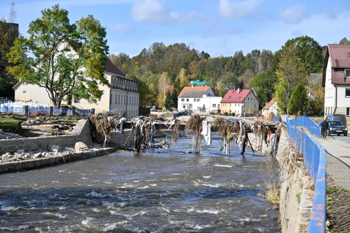 Wielkie sprzątanie, liczenie strat i oczekiwanie na wsparcie finansowe. Tak w dużym skrócie można podsumować sytuację w miejscach, przez które miesiąc temu przeszła fala powodziowa. Jak wygląda teraz życie w Stroniu Śląskim, Kłodzku i Lądku-Zdroju? "Coś się skończyło, coś się zaczyna" - mówią mieszkańcy Kotliny Kłodzkiej. 