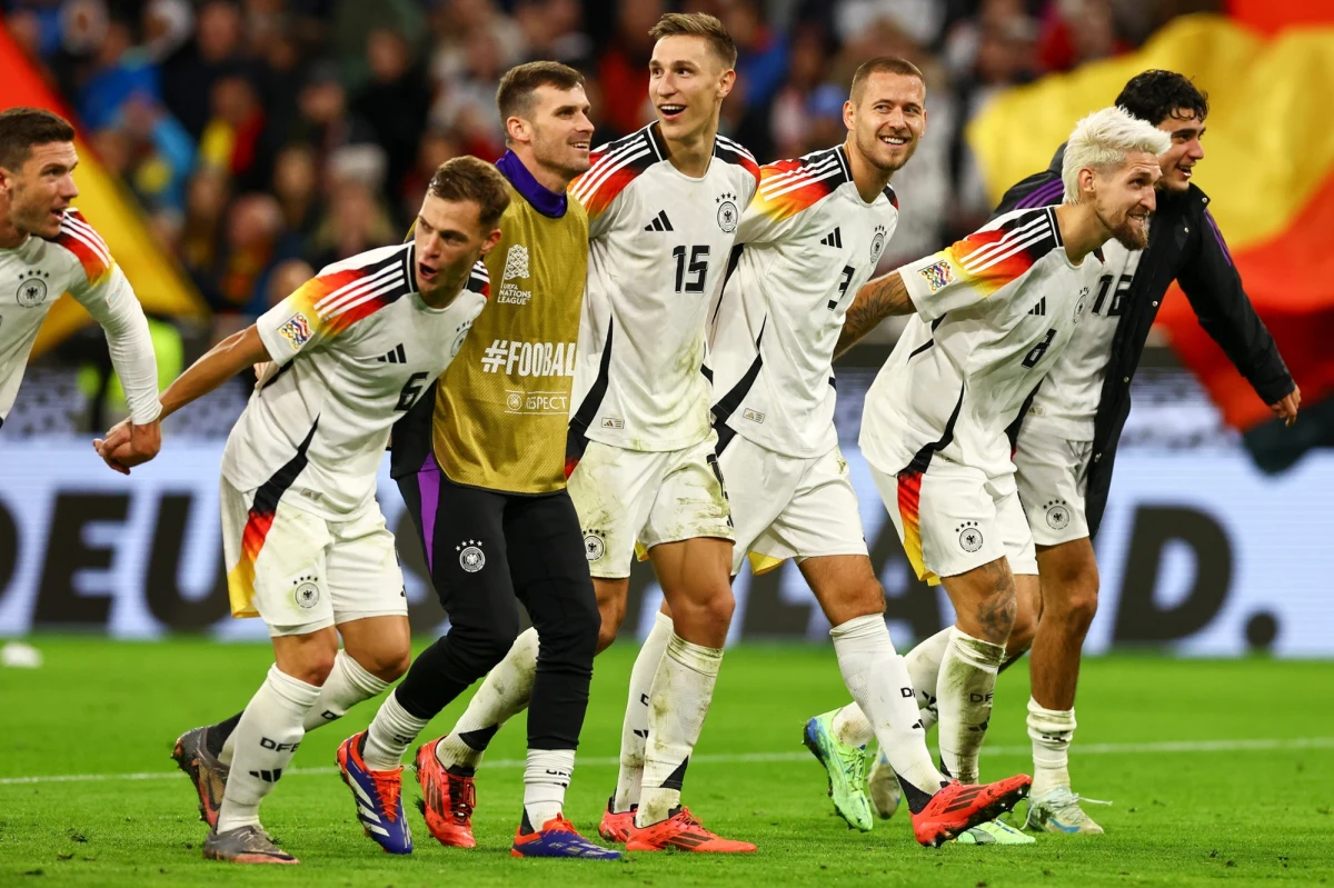 Niemcy wygrały w Monachium z Holandią 1:0 i zapewniły sobie awans do ćwierćfinału piłkarskiej Ligi Narodów. Francja pokonała w Brukseli Belgię 2:1 w innym poniedziałkowym meczu najwyższej dywizji. Grająca w roli gospodarza we Wrocławiu Ukraina zremisowała z Czechami 1:1.