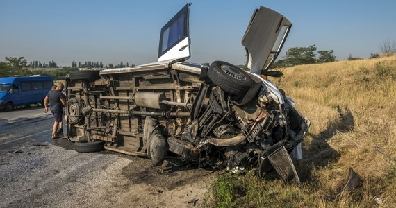 ​Co najmniej 12 studentów zginęło, a 33 zostało rannych, gdy autobus wiozący ich z uczelni do akademika przewrócił się na wschód od stolicy Egiptu, Kairu. Ze wstępnych ustaleń wynika, że kierowca przekroczył dozwoloną prędkość i stracił kontrolę nad pojazdem.