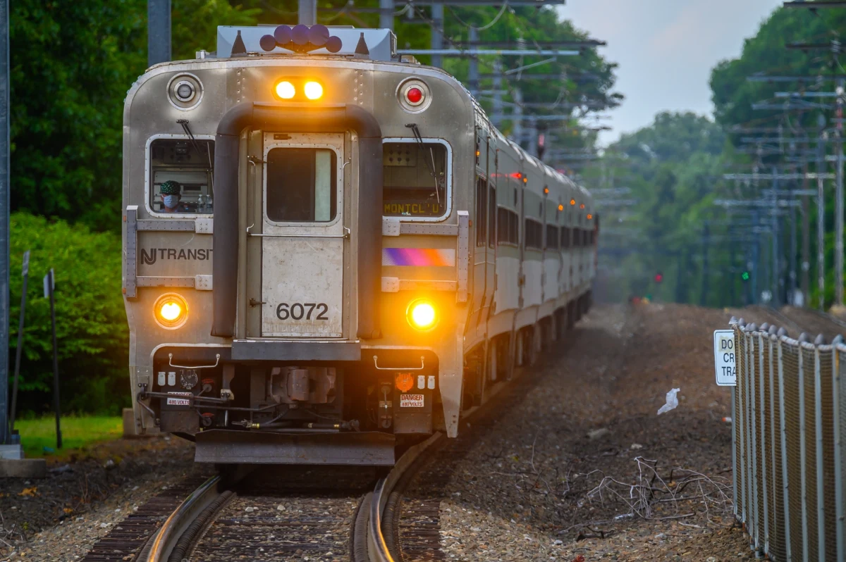 W katastrofie kolejowej w miejscowości Mansfield Township, w stanie New Jersey w USA, zginął maszynista, a 23 pasażerów zostało rannych. Pociąg najechał na leżące na torze drzewo.