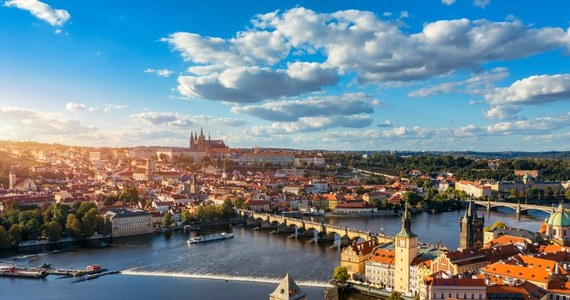 Zakaz tzw. pub crawls, czyli nocnego "czołgania się" po barach i picia dowolnej ilości alkoholu został wprowadzony w Pradze. Stolica Czech chce zmierzyć się z popularną wśród turystów rozrywką. 