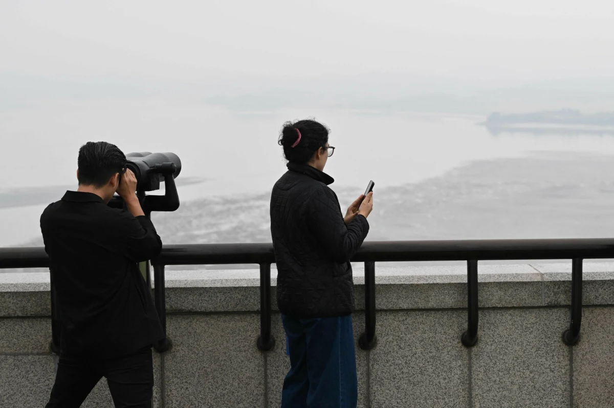 Władze Korei Północnej zdetonowały po swojej stronie granicy część dróg łączących obie Koree - poinformowało we wtorek w komunikacie południowokoreańskie Dowództwo Połączonych Szefów Sztabów (JCS). "Fizyczne odcięcie" od Korei Południowej było zapowiadane przez dyktatora Kim Dzong Una na początku tego roku.

