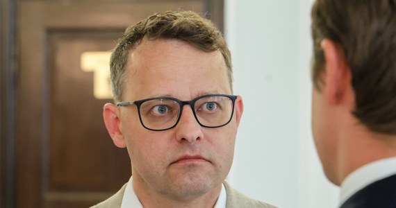 Poseł Marcin Romanowski (PiS) stawił się we wtorek rano w Prokuraturze Krajowej, która wezwała go w związku ze śledztwem dotyczącym Funduszu Sprawiedliwości. Prokuratorzy zamierzają powtórzyć mu zarzuty i przesłuchać go w charakterze podejrzanego.