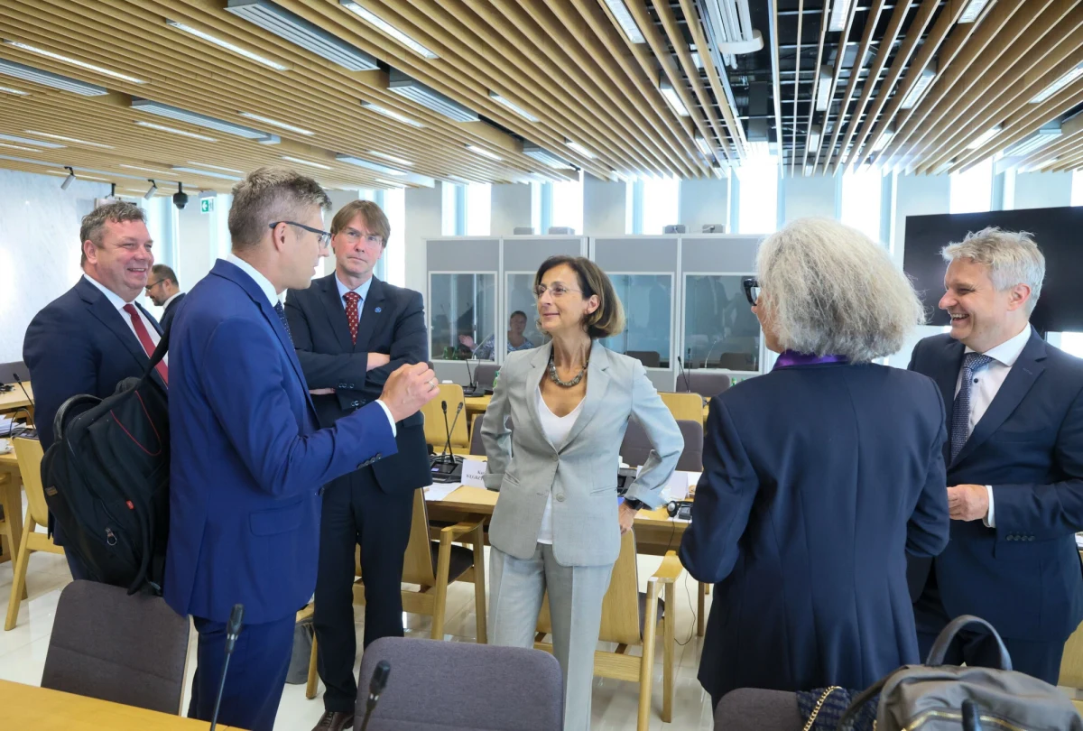 Komisja Wenecka oceniła, że nie można automatycznie, bez indywidualnej oceny, usunąć wszystkich sędziów powołanych wadliwie w Polsce po 2018 roku. "W opinii Komisji Weneckiej nie pojawia się jedno z kluczowych pojęć propozycji rządu wyrażenia przez sędziów czynnego żalu, czyli właściwie samokrytyki za skorzystanie z wadliwej ścieżki awansu na kolejne stanowiska" - zwraca uwagę dziennikarz RMF FM Tomasz Skory.