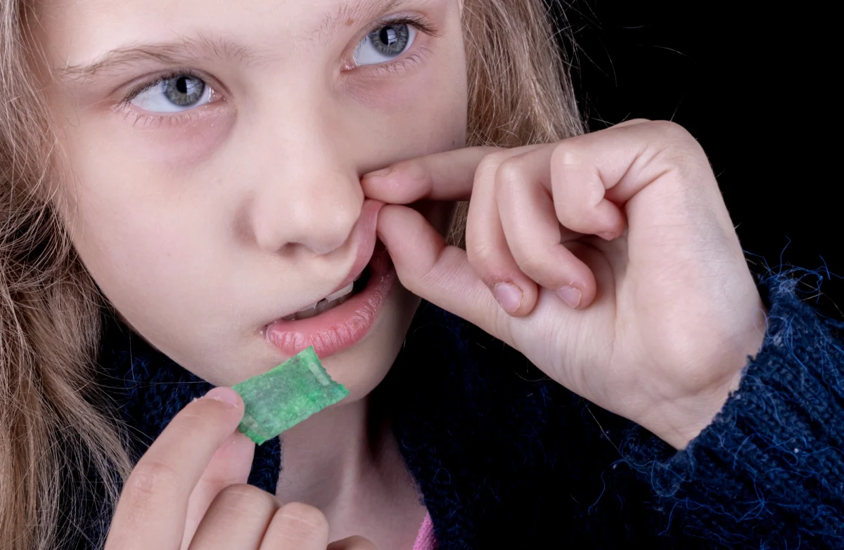 W styczniu może pojawić się całkowity zakaz sprzedaży w Polsce saszetek z nikotyną. Taki plan - jak ustalił dziennikarz RMF FM Michał Dobrołowicz - ma Ministerstwo Zdrowia. Chodzi o używkę, która stała się ostatnio popularna wśród nastolatków. Woreczek umieszcza się między wargą a dziąsłem, a substancja gwałtownie przenika do organizmu. Jak informowaliśmy, resort zdrowia poprosił o opinię w tej sprawie farmakologów i specjalistów zdrowia publicznego.