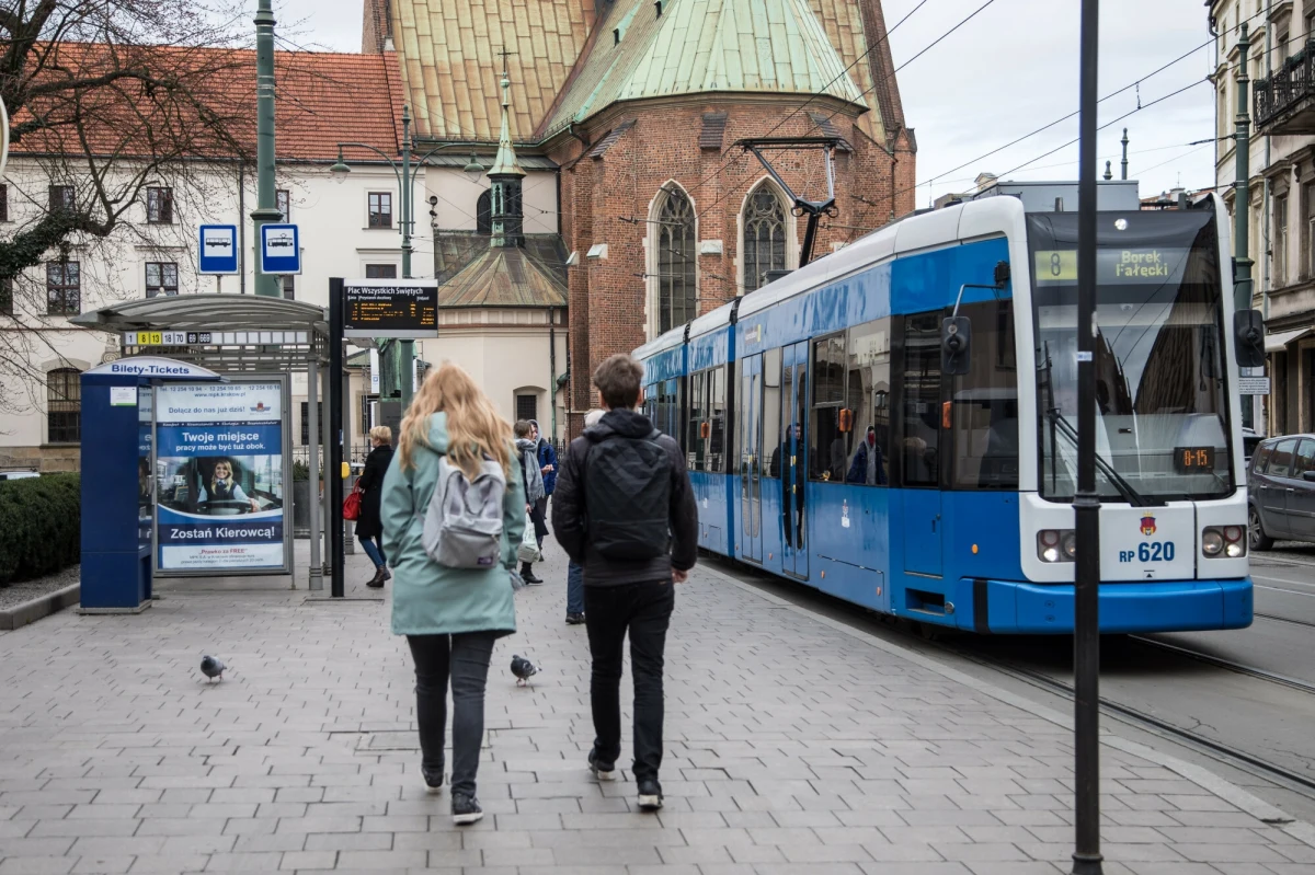 Przystanki w krakowskiej komunikacji miejskiej od soboty będą zapowiadane przez Roberta Makłowicza. Znanego podróżnika kulinarnego usłyszą pasażerowie w tramwajach i autobusach kursujących w pierwszej strefie biletowej.
