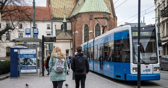 Przystanki w krakowskiej komunikacji miejskiej od soboty będą zapowiadane przez Roberta Makłowicza. Znanego podróżnika kulinarnego usłyszą pasażerowie w tramwajach i autobusach kursujących w pierwszej strefie biletowej.