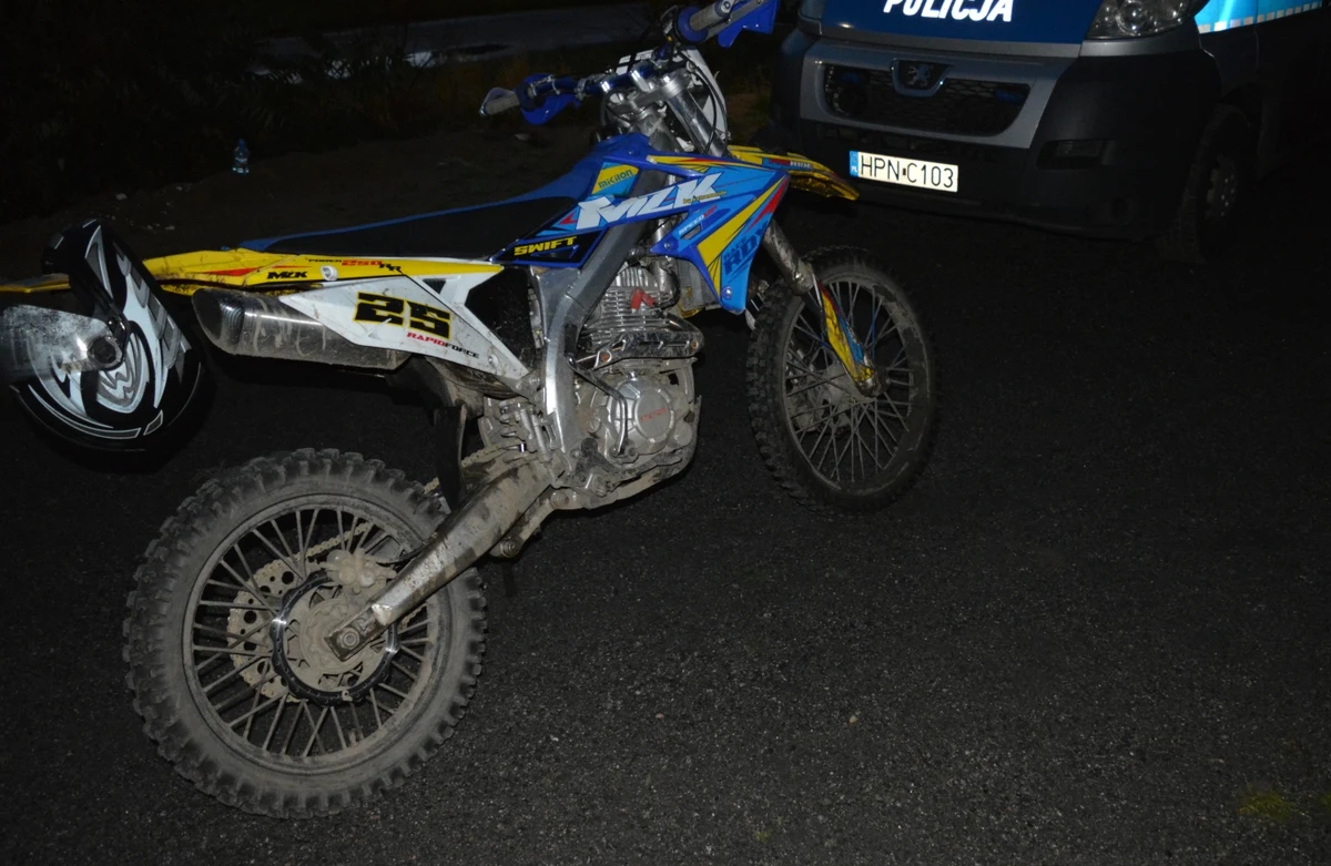 Policjanci otrzymali zgłoszenie, że świadkowie zatrzymali pijanego motocyklistę w Gostkowie (woj. pomorskie). Funkcjonariusze drogówki potwierdzili, że 34-latek kierował jednośladem, mając 3 promile alkoholu w organizmie. Jak tłumaczył, w ciągu dnia przed jazdą wypił około ośmiu piw.