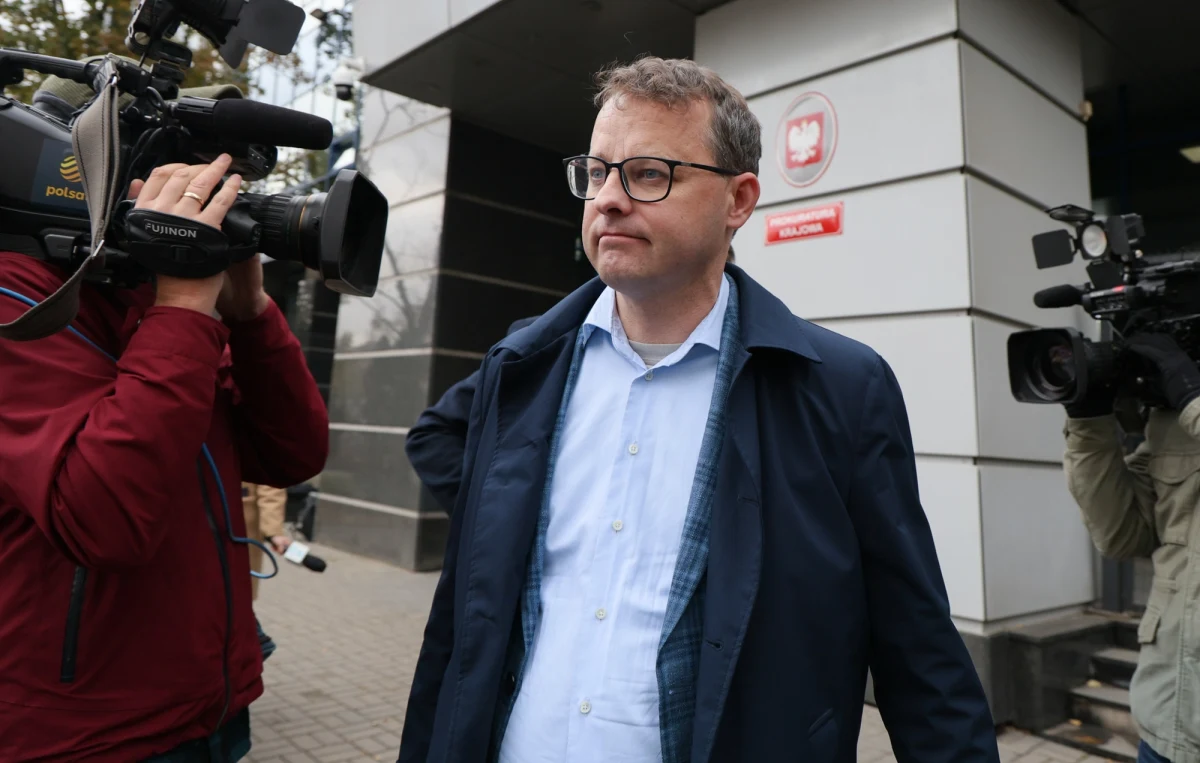 "Prokurator zmienił zakres zarzutów, wykraczając poza zakres wniosku o uchylenie mi immunitetu do Zgromadzenia Parlamentarnego Rady Europy i do Sejmu, co stanowi naruszenie przepisów. Mamy do czynienia z serią bezprawnych działań" - powiedział po wyjściu z Prokuratury Krajowej poseł PiS Marcin Romanowski.