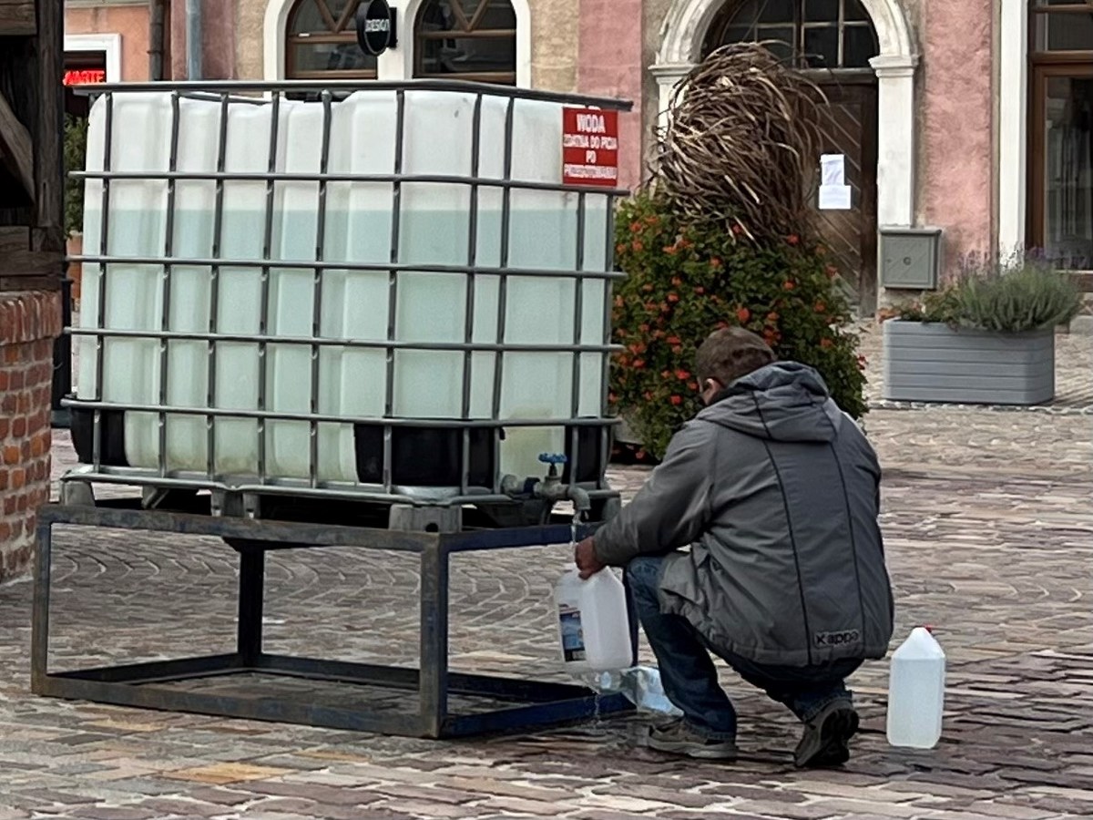 To kolejny trudny dzień dla mieszkańców 35-tysięcznego Jarosławia na Podkarpaciu. Woda z miejskiej sieci nie nadaje się do spożycia, nawet po przegotowaniu. Nie można jej też używać do mycia i prania.