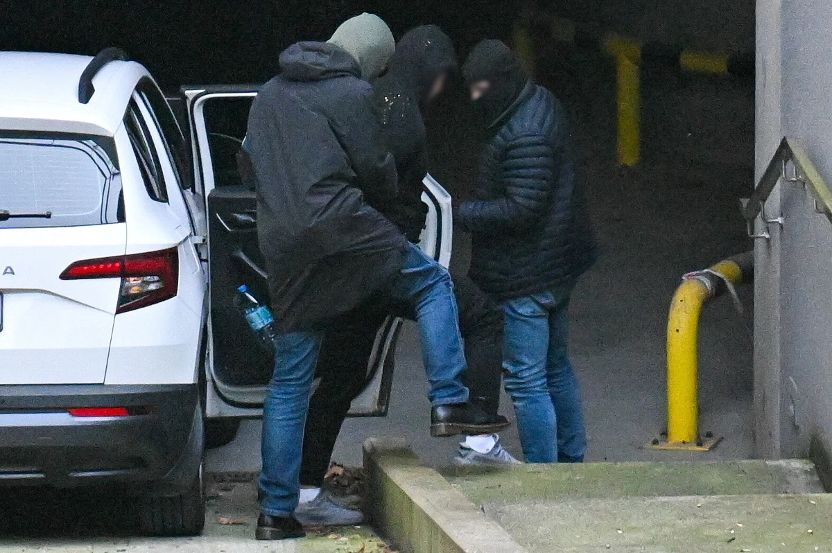 Znany yotuber "Budda", Kamil L., a także dziewięć innych osób usłyszało zarzuty wyłudzania podatku od towarów i usług oraz organizowania nielegalnych gier hazardowych - loterii w internecie. Nie przyznali się do winy. Służby zablokowały 90 mln zł na rachunkach bankowych zatrzymanych oraz zabezpieczyły 51 samochodów o wartości ponad 38 mln zł, nieruchomości o wartości ok. 30 mln zł, sztabki złota, a także gotówkę.