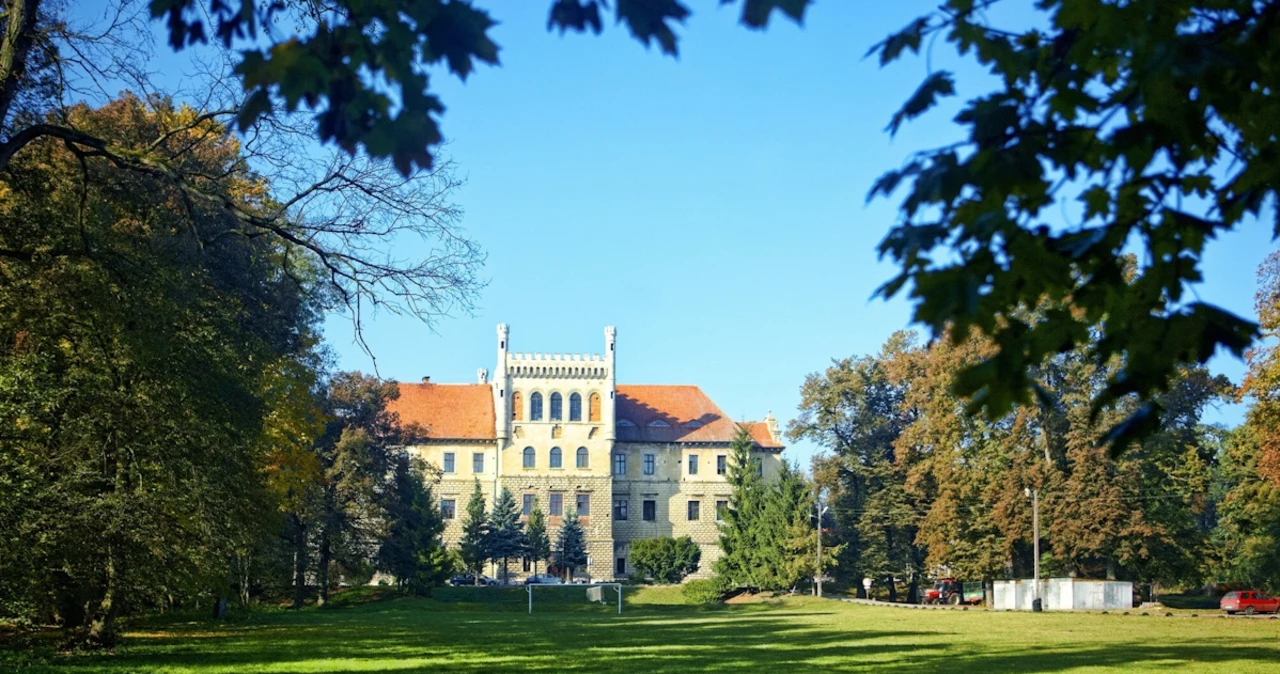  Jest miastem, a liczba mieszkańców nie przekracza tej ze wsi. Z Krakowa dojedziesz w mniej niż godzinę