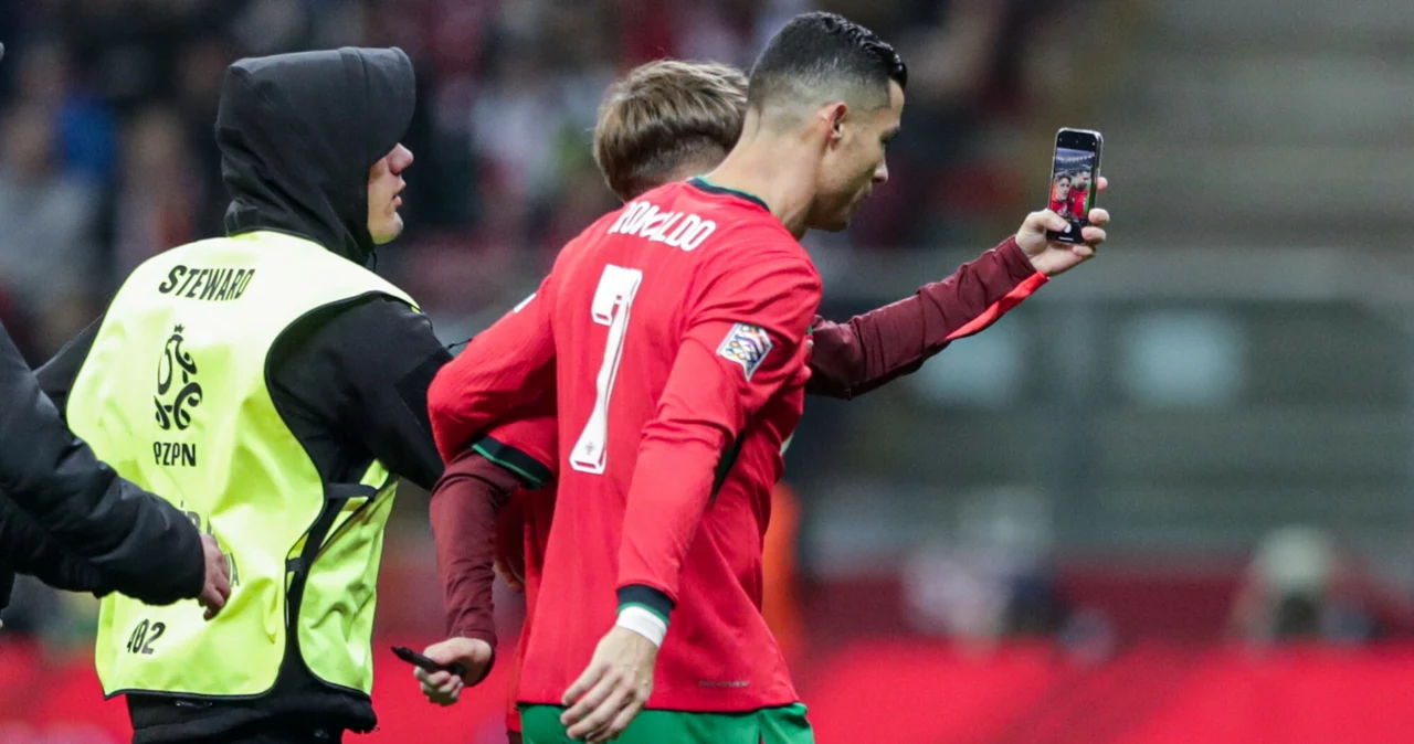 Kibic wbiegł na boisko podczas meczu, aby zrobić sobie selfie z Cristiano Ronaldo