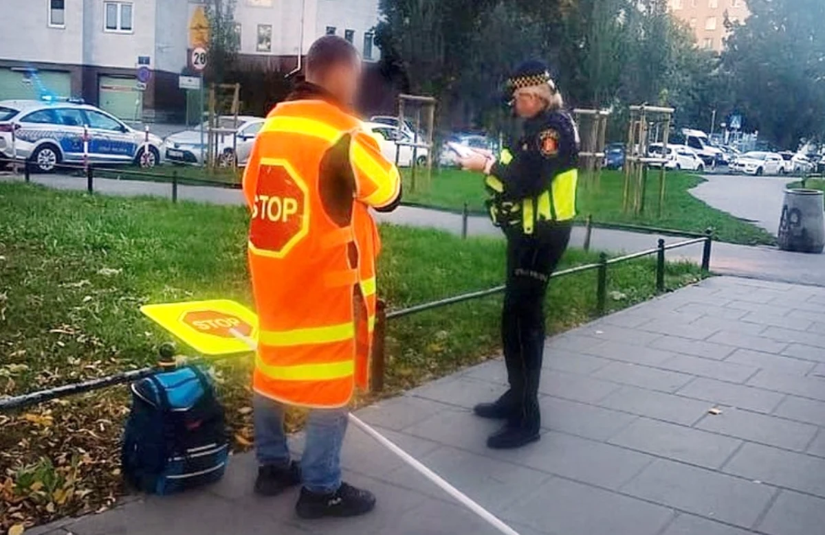 Wódkę w plastikowej butelce po soku dla dzieci znalazły przy mężczyźnie warszawskie strażniczki miejskie. Nietrzeźwy przeprowadzał dzieci przez jezdnię przed jedną ze szkół podstawowych na Bródnie. Badanie wykazało, że miał we krwi ok. 1,4 promila alkoholu.