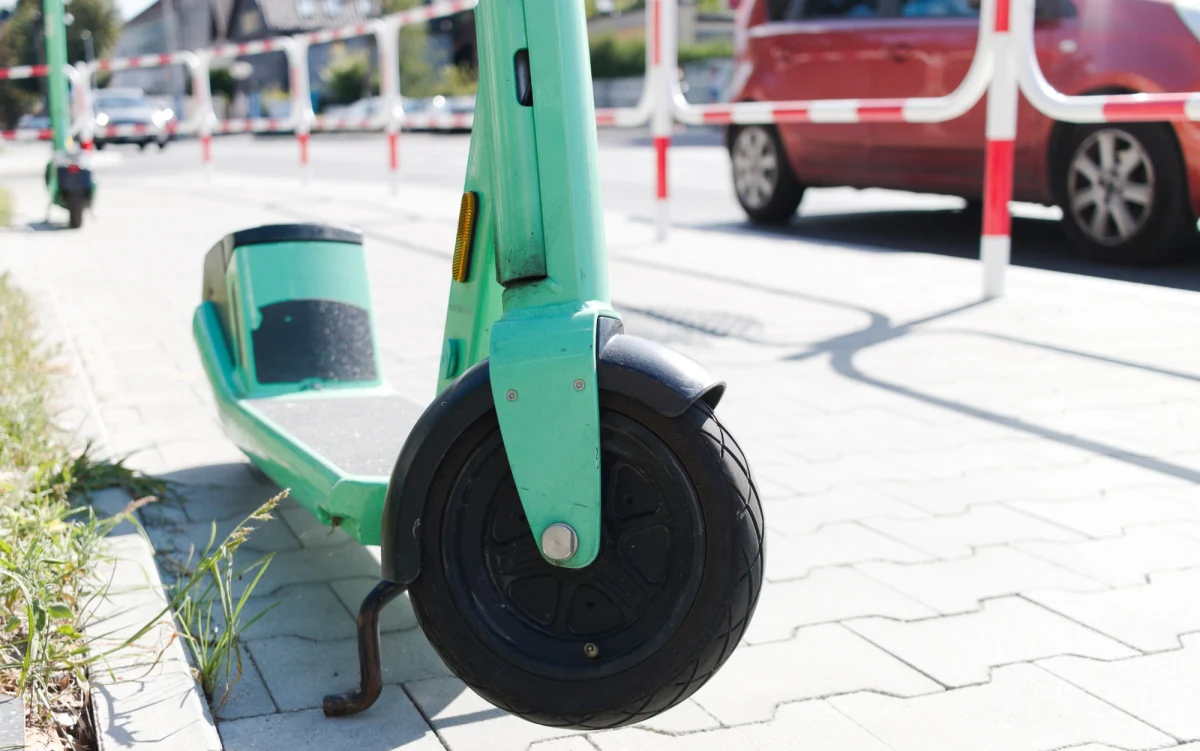 1,2 promila alkoholu w organizmie miał jadący na elektrycznej hulajnodze 47-latek, zatrzymany do kontroli przez policjantów z Milicza. Mężczyznę ukarano mandatem w wysokości 2700 zł. 