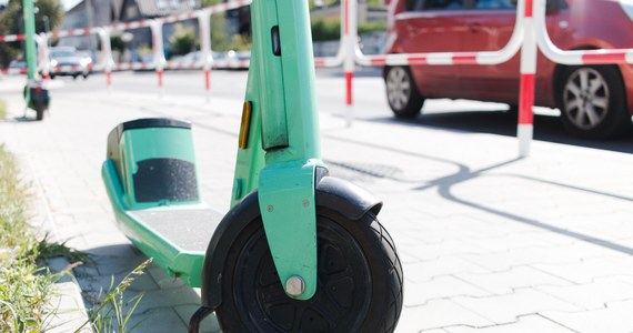 1,2 promila alkoholu w organizmie miał jadący na elektrycznej hulajnodze 47-latek, zatrzymany do kontroli przez policjantów z Milicza. Mężczyznę ukarano mandatem w wysokości 2700 zł. 