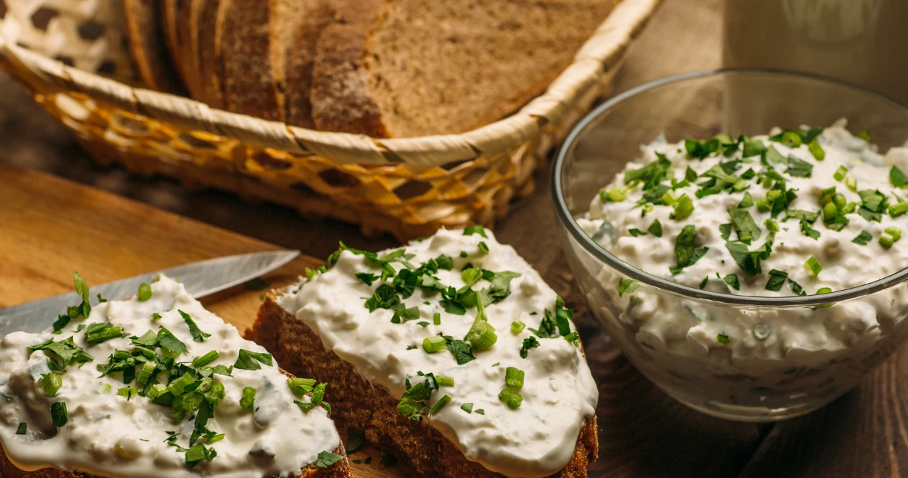  Takiej pasty z żółtego sera jeszcze nie jadłeś. Smakuje genialnie