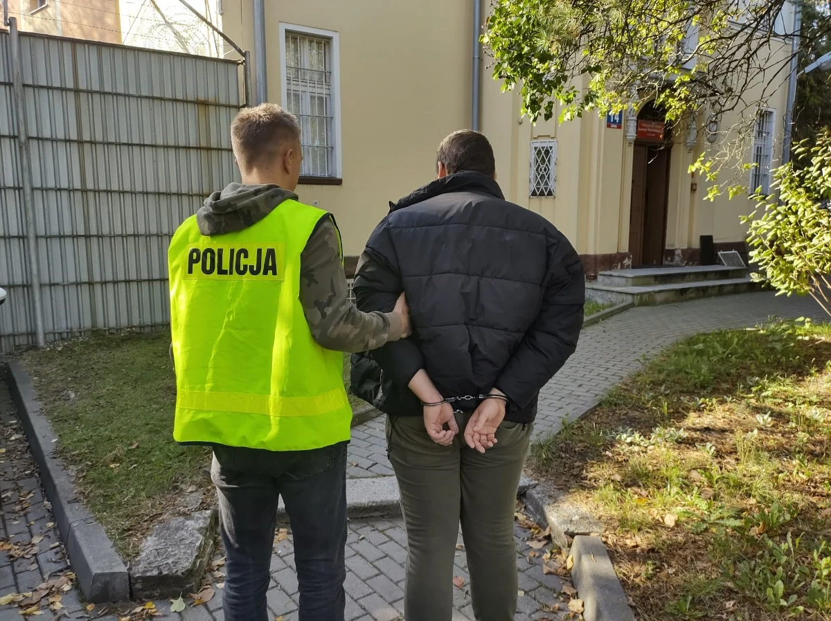 Pięciu nastolatków z Pabianic w woj. łódzkim znęcało się nad 43-letnim bezdomnym. Mężczyzna trafił do szpitala. Policjanci podejrzewają, że ofiar przemocy może być więcej.