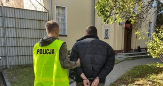 Pięciu nastolatków z Pabianic w woj. łódzkim znęcało się nad 43-letnim bezdomnym. Mężczyzna trafił do szpitala. Policjanci podejrzewają, że ofiar przemocy może być więcej.