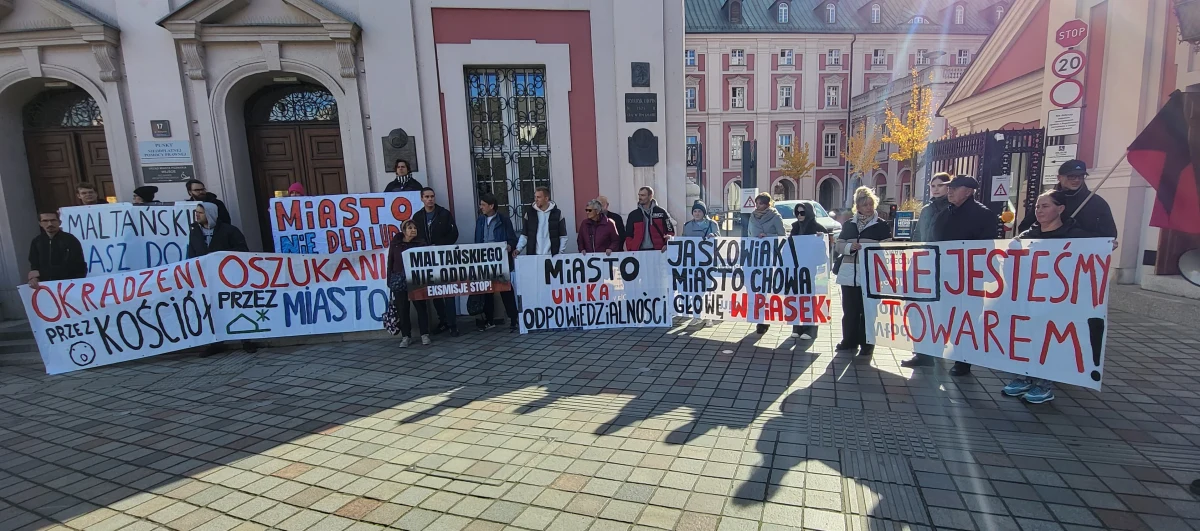 Poznaniacy z osiedla Maltańskiego pikietowali dziś przed urzędem miasta. Chcą trójstronnego spotkania i rozmów z władzami miasta oraz kurią. Mieszkańcy otrzymali nakaz eksmisji po tym, jak kuria postanowiła uregulować stan prawny działek, na których stoją ich domy.