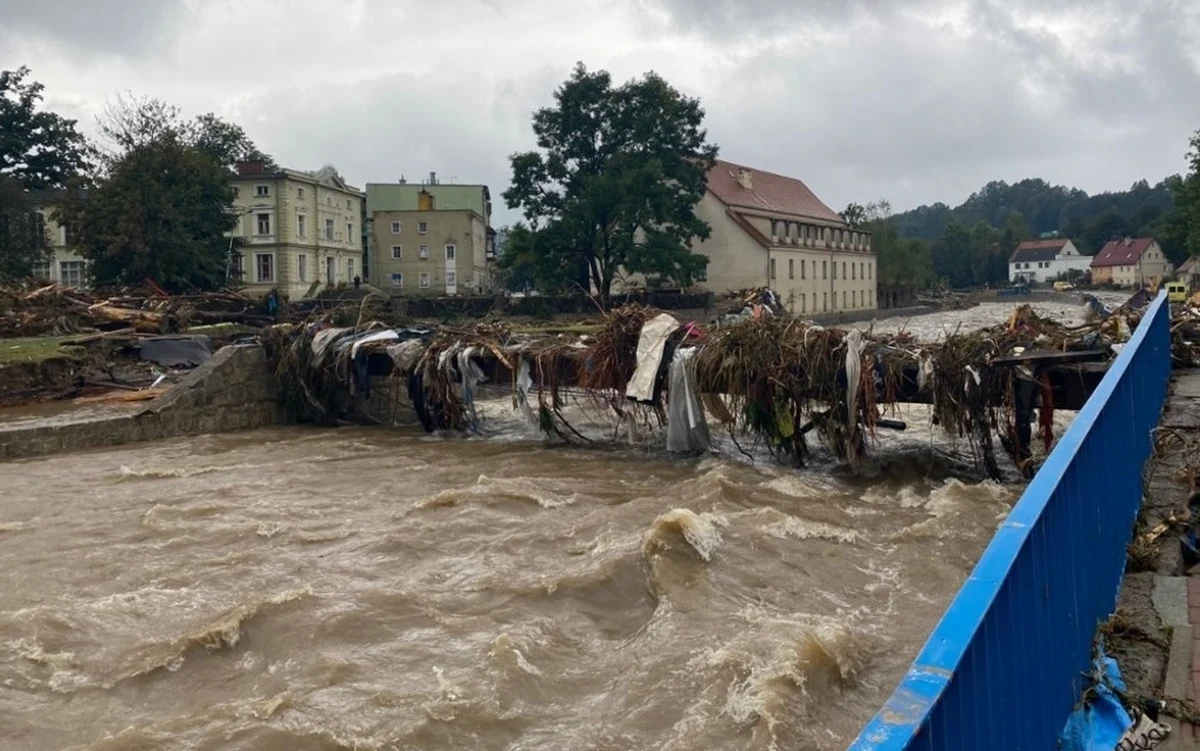 Wystarczy wpisać adres strony, wybrać potrzebującą rodzinę i sprawdzić, w jaki sposób można jej pomóc. Odbudujmyladek.pl - to specjalna witryna stworzona dla osób, które chcą nieść pomoc w zalanym przez powódź Lądku-Zdroju. Znajdziecie tam informacje o osobach, które straciły wszystko i próbują odbudować swoje domy i miejsca pracy.