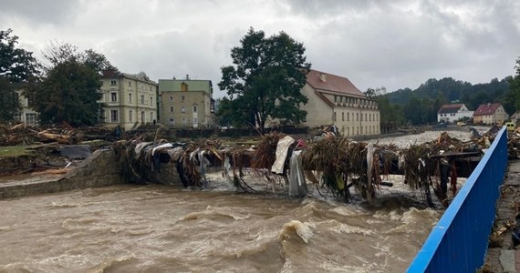 Wystarczy wpisać adres strony, wybrać potrzebującą rodzinę i sprawdzić, w jaki sposób można jej pomóc. Odbudujmyladek.pl - to specjalna witryna stworzona dla osób, które chcą nieść pomoc w zalanym przez powódź Lądku-Zdroju. Znajdziecie tam informacje o osobach, które straciły wszystko i próbują odbudować swoje domy i miejsca pracy.