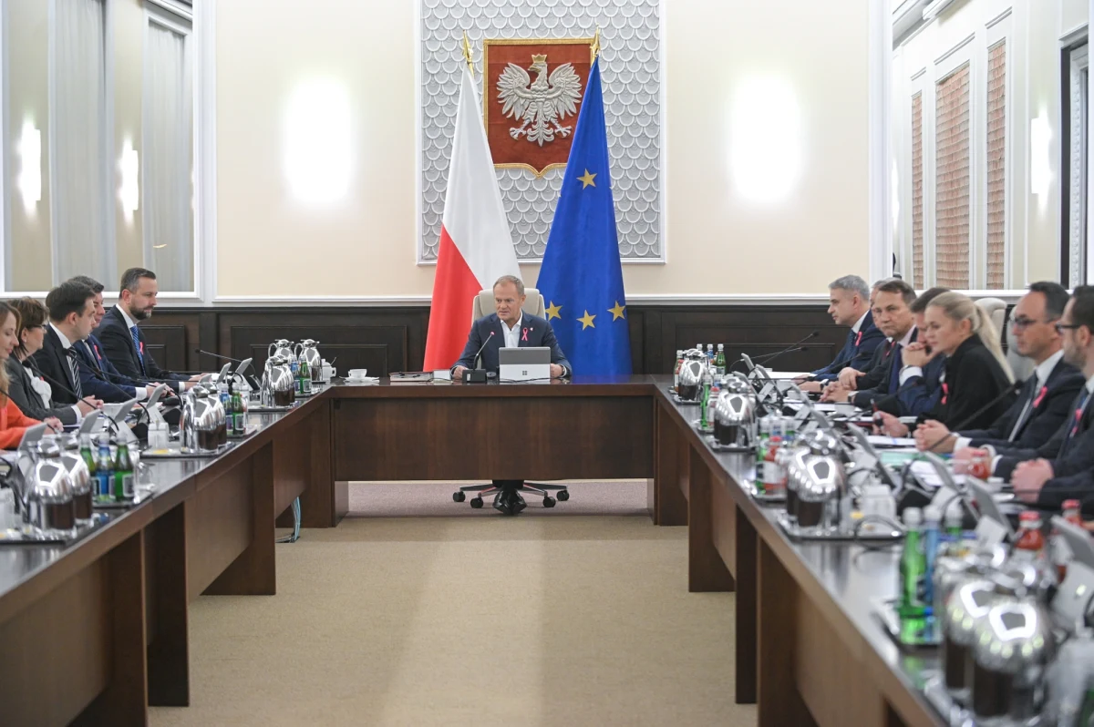 Na wtorkowym posiedzeniu rząd przyjął strategię migracyjną - poinformował na platformie X premier Donald Tusk. Jak napisał, była to trudna, ale potrzebna i oczekiwana decyzja. Uchwała został przyjęta ze zdaniem odrębnym czwórki ministrów Nowej Lewicy: wicepremiera Krzysztofa Gawkowskiego, szefowej MRPiPS Agnieszki Dziemianowicz-Bąk oraz minister do spraw równości Katarzyny Kotuli i ministra nauki Dariusza Wieczorka.